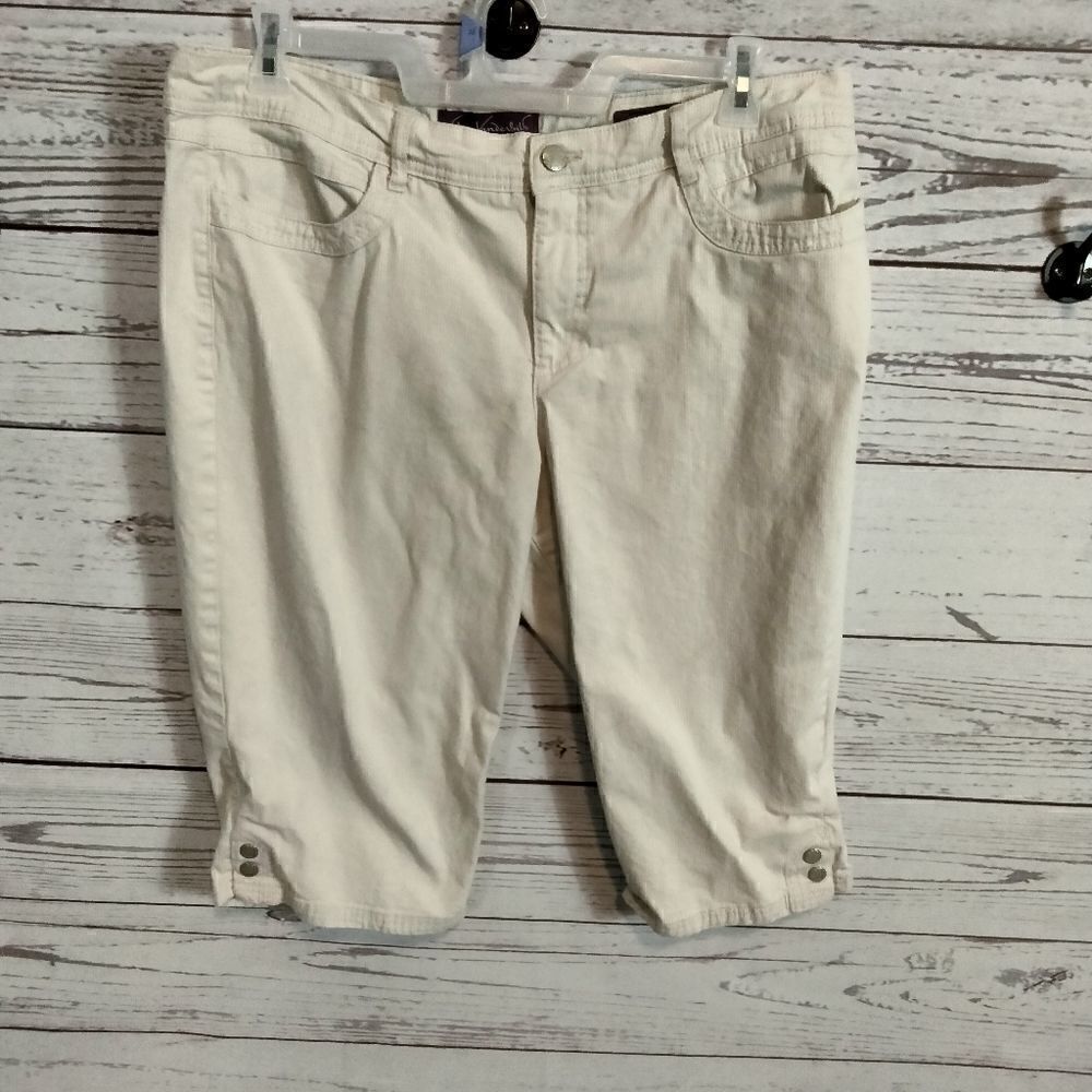 "Gloria Vanderbilt" woman's capris 